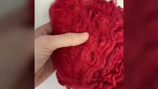 Fibra di fiocco di traino di proteine ​​di seta rosso brillante 2D, fibra per la cura della pelle tinta in massa per filati per maglieria di lusso