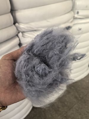 Un buon prezzo. Protezione UV Fibra Staple di poliestere riciclato 2.5D 51mm Grigio Acqua in linea