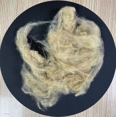 Un buon prezzo. Fibra Staple di poliestere riciclata 4.5D 64mm Beige a bassa allungatura in linea