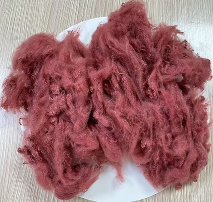 Un buon prezzo. Fibra Staple di poliestere riciclata 1.5D 38mm Dope tinto rosso in linea