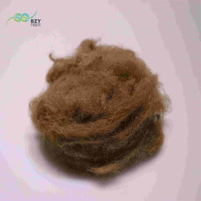 Un buon prezzo. Una fibra di poliestere riciclata di 65 mm rigenerata, colorata con doping, marrone, per imbottitura in linea