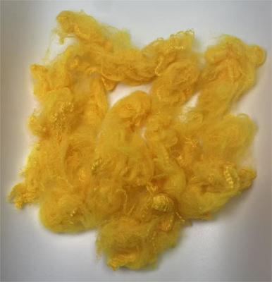 Un buon prezzo. Fibra di poliestere riciclato a fiocco giallo dorato, altamente durevole, protezione UV, 2.5D, 51mm, per applicazioni versatili in linea