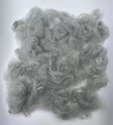 Un buon prezzo. Fibra di poliestere riciclato a fiocco 2.5D 51mm Grigio con ripresa di umidità 0,4% e solidità al lavaggio 4 o superiore in linea
