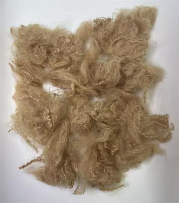 Un buon prezzo. Fibra di poliestere riciclato in fiocco con lunghezza di taglio della fibra di 38-64 mm, alta resistenza allo strappo e 0,4% di ripresa di umidità in linea